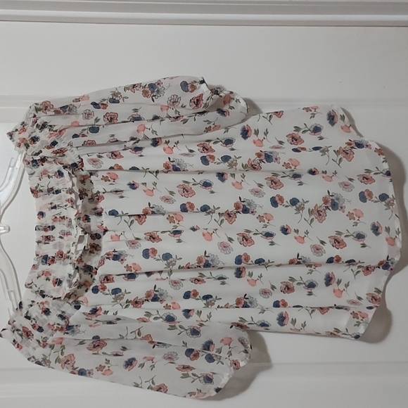 Tops - ⬇️Price Drop⬇️White Floral Blouse NWT